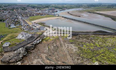 Aus der Vogelperspektive auf die Flussmündung des Coquet, Amble, Northumberland, England. Stockfoto