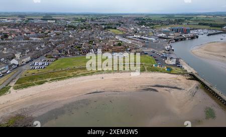 Aus der Vogelperspektive auf die Flussmündung des Coquet, Amble, Northumberland, England. Stockfoto