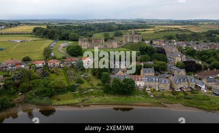 Luftaufnahme von Warkworth Castle am Ufer des Flusses Coquet, Warkworth, Northumberland, England. Stockfoto