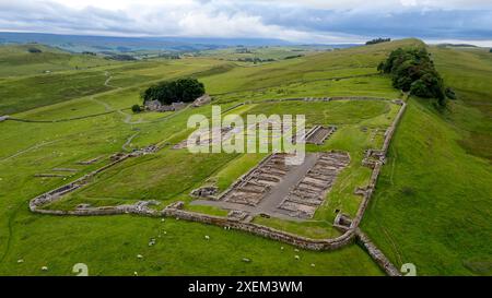 Luftaufnahme von Hadrian's Wall und Housesteads Fort, Northumberland, England. Stockfoto