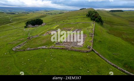 Luftaufnahme von Hadrian's Wall und Housesteads Fort, Northumberland, England. Stockfoto