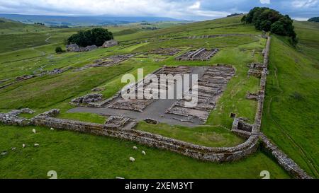 Luftaufnahme von Hadrian's Wall und Housesteads Fort, Northumberland, England. Stockfoto
