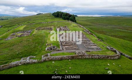 Luftaufnahme von Hadrian's Wall und Housesteads Fort, Northumberland, England. Stockfoto