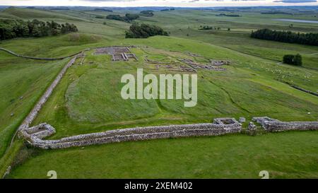 Luftaufnahme von Hadrian's Wall und Housesteads Fort, Northumberland, England. Stockfoto