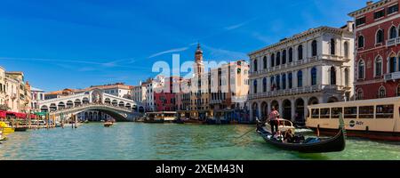 Traditionelle Szene auf dem Canal Grande vor der Rialtobrücke in Venedig; Venedig, Venetien, Italien Stockfoto