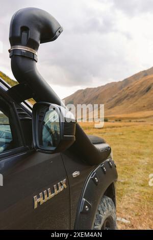 Schnorchelpfeife in einem luxuriösen SUV im Kazbegi-Nationalpark, Georgia; Mzcheta-Mtianeti, Georgia Stockfoto