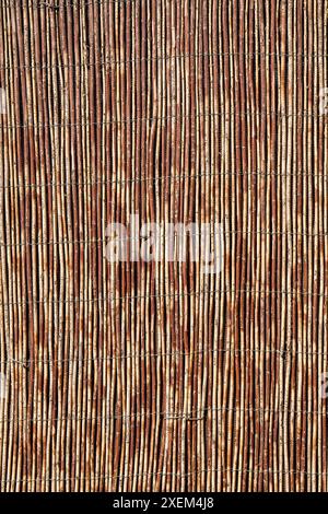 Alte braune Farbe Bambus Brett Zaun Textur für Hintergrund Stockfoto