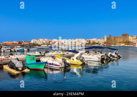 Motorboote, die in einer Reihe an einem Dock in einem Hafen auf der Insel Pantelleria anlegen; Pantelleria, Sizilien, Italien Stockfoto