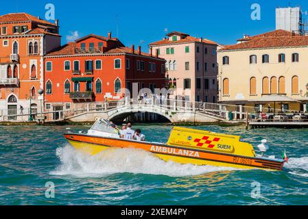 Rettungsboot auf dem Canal Grande in Venedig; Venedig, Venetien, Italien Stockfoto