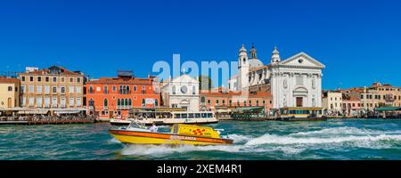 Rettungsboot auf dem Canal Grande in Venedig; Venedig, Venetien, Italien Stockfoto