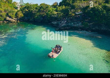 Fahrt auf einer schwimmenden Plattform in der Lagune von Walakiri; Watumbaka, Kecamatan Pandawai, Kabupaten Sumba Timur, Nusa Tenggara Timur, Indonesien Stockfoto