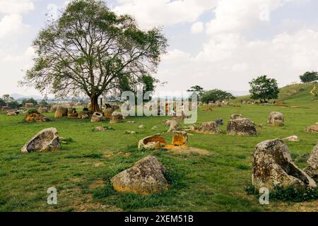 Touristen Sightseeing in der archäologischen Weltkulturerbestätte Plain of Jars Site 1 in Phonsavan, Laos; Phonsavan, Laos Stockfoto