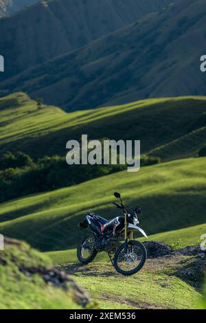 Das Motorrad parkt auf einem Kamm mit Blick auf die üppige Landschaft bei Lembah Ollon in Süd-Sulawesi, Indonesien Stockfoto