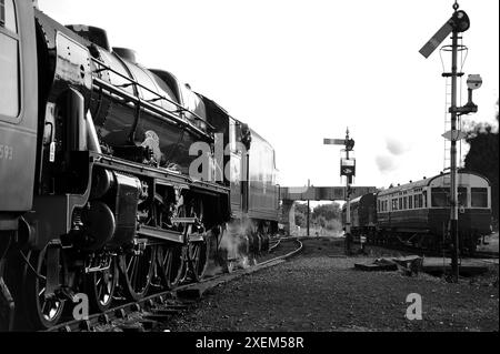 '1450' vorbei an 'Royal Scot' am IS verlässt Kidderminster Town mit einem Autozug nach Bewdley. Stockfoto