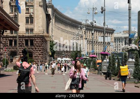 Nicht exklusiv: KIEW, UKRAINE - 27. JUNI 2024 - Fußgänger spazieren entlang der Chreshtschatjk Straße, Kiew, Hauptstadt der Ukraine. Stockfoto