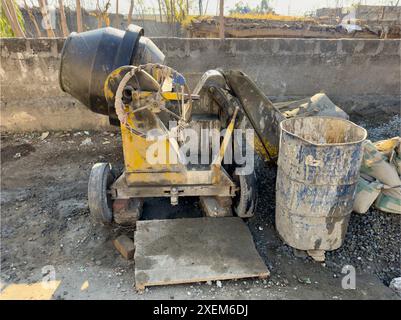 Alte Betonmischmaschine auf der Baustelle Stockfoto