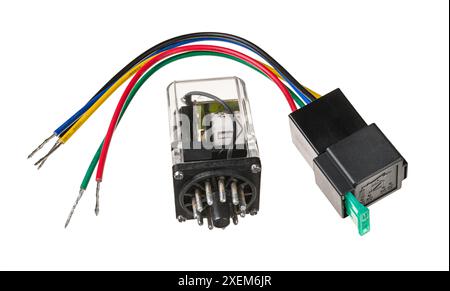 Zwei Relais und grüne Kfz-Sicherung isoliert auf weißem Hintergrund. Verschiedene elektromechanische Schalter, einer in transparenter Verpackung oder einem anderen Automobil. Stockfoto