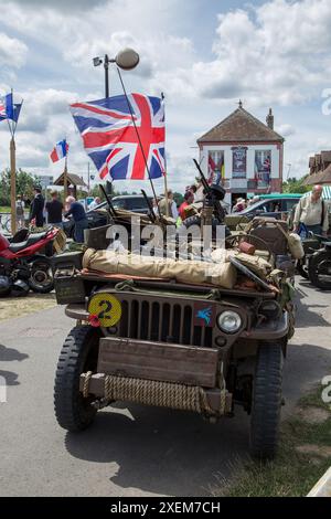 Juni 2017. Pegasus Bridge, Normandie Frankreich. Der britische Sektor innerhalb der Operation Cobra wurde in der Nacht vom 5. Juni 1944 eingenommen und war eines der ersten Dörfer in der Normandie, die vor dem D Day aktiv waren. Dieses Jahr ist das kleine Dorf Ranville voll von Besuchern und Veteranen, die einen Gedenkgottesdienst in der Nähe der strategischen Brücke über den Caen-Kanal besuchen. Historische Kostüme, Vintage-Fahrzeuge und Boote werden von Hunderten von Menschen in der warmen Sonne gesehen. Quelle: Wayne Farrell/Alamy News Stockfoto