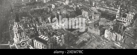 City of London: Bombenschaden durch Blitz. Paternoster Square von der Kuppel von St. Paul's mit Ludgate Hill auf der linken Seite. Stockfoto