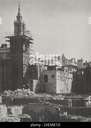 City of London: Bombenschaden durch Blitz. St. Stephen, Walbrook, im Gerüst. Das provisorische Dach deckt die Kuppel ab, die repariert wird. Stockfoto