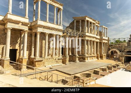 Panoramablick auf das antike römische Theater in Merida, Spanien, mit seiner gut erhaltenen Steinarchitektur und dem großen Bühnenbereich unter einem klaren Blau Stockfoto