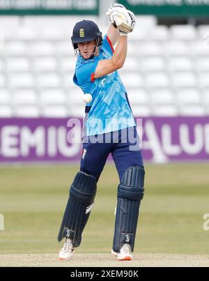 Der englische Charlie Allison schlug beim ersten One-Day-Spiel der Jugend auf dem Cloud County Ground in Chelmsford. Bilddatum: Donnerstag, 28. Juni 2024. Stockfoto