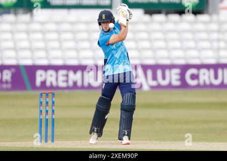 Der englische Charlie Allison schlug beim ersten One-Day-Spiel der Jugend auf dem Cloud County Ground in Chelmsford. Bilddatum: Donnerstag, 28. Juni 2024. Stockfoto