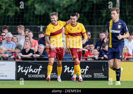 Deurningen, Niederlande. Juni 2024. DEURNINGEN, NIEDERLANDE - 28. JUNI: Spieler des Motherwell FC feiern das Tor während des Freundschaftsspiels zwischen FC Twente und Motherwell FC am 28. Juni 2024 im Sportpark Hoge Vonder in Deurningen, Niederlande. (Foto: Broer van den Boom/Orange Pictures) Credit: Orange Pics BV/Alamy Live News Stockfoto