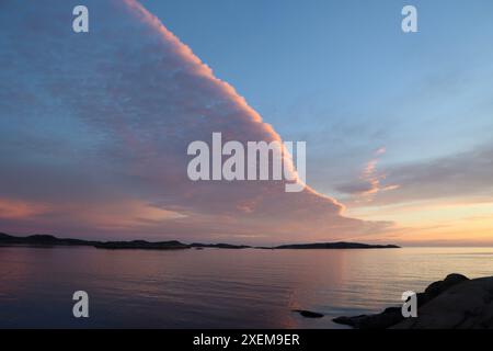 Am Rande des sich nähernden Sturms über den Inseln im Fjällbacka-Archipel an der Westküste Schwedens bilden sich Wollwolken Stockfoto
