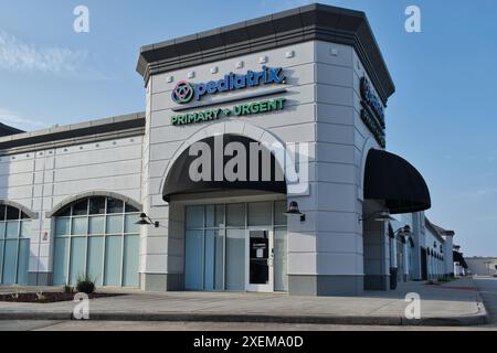 Houston, Texas USA 04-07-2024: Außenfassade des Krankenhausgebäudes der Pediatrix. Stockfoto