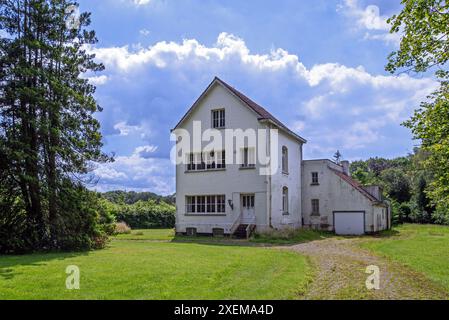 Typisches weißes Haus in der Kolonie Wortel in der Nähe von Hoogstraten, Provinz Antwerpen, Flandern, Belgien Stockfoto