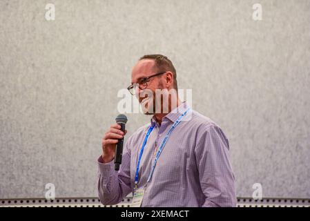 Melbourne, Australien. Juni 2024. Ashley Lance von der University of Queensland spricht bei einem Workshop während der National Sports & Physical Activity Convention (NSC) | IAKS 2024 im Melbourne Convention and Exhibition Centre. Die Veranstaltung bringt das gesamte Sportsystem unter einem Dach, wie Freizeit, Finanzen und Technologie, Zusammenarbeit, Wissensaustausch und Aufbau wertvoller Geschäftsbeziehungen. Quelle: SOPA Images Limited/Alamy Live News Stockfoto