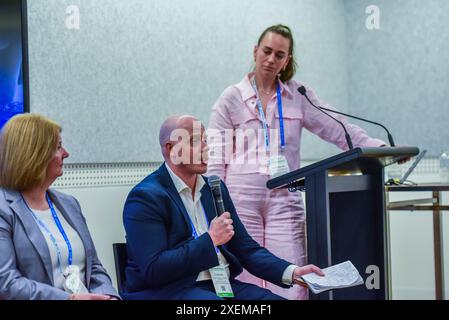 Melbourne, Australien. Juni 2024. General Manager der Royal Life Saving Society - Australien, RJ Houston nimmt als Podiumsmitglied an einem der Workshops während der National Sports & Physical Activity Convention (NSC) | IAKS 2024 im Melbourne Convention and Exhibition Centre Teil. Die Veranstaltung bringt das gesamte Sportsystem unter einem Dach, wie Freizeit, Finanzen und Technologie, Zusammenarbeit, Wissensaustausch und Aufbau wertvoller Geschäftsbeziehungen. Quelle: SOPA Images Limited/Alamy Live News Stockfoto