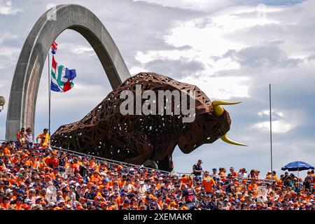 Spielberg, Österreich. Juni 2024. 'RED BULL' über dem großen Stand - Metallic-Bullstatue, Atmosphäre, während Formel 1 Qatar Airways Austrian Grand Prix 2024, RedBull Ring, Spielberg, Österreich am 28. Juni 2024 (Foto: Alessio de Marco/SIPA USA) Credit: SIPA USA/Alamy Live News Stockfoto