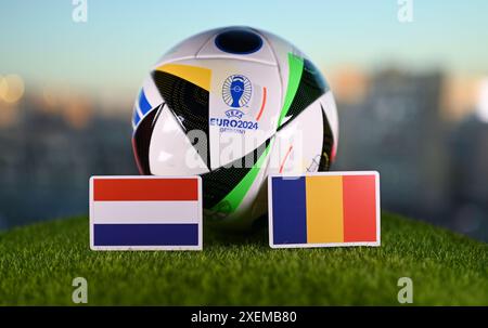 27. Juni 2024, Berlin, Deutschland. Flaggen der Niederlande und Rumäniens - Teilnehmer der Playoffs der Fußball-Europameisterschaft und offizieller Ball 2 Stockfoto