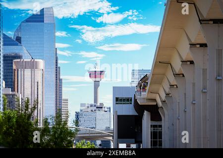 Erhöhte Transitplattform mit Blick auf beliebte Sehenswürdigkeiten und Reiseziele in Calgary Alberta Kanada. Stockfoto