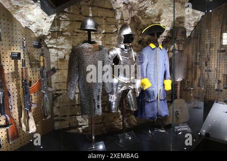 Die Waffenkammer mit verschiedenen Waffen und Kleidungsstücken und Rüstungen im Estnischen Geschichtsmuseum — große Gildenhalle in Tallinn, Estland. Stockfoto