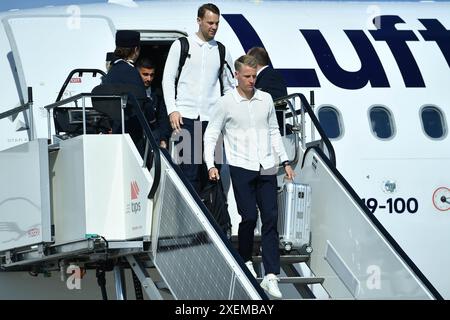 Dortmund, Deutschland. Juni 2024. Flughafen Dortmund empfaengt deutsche Nationalmannschaft die deutsche Nationalmannschaft bei der Ankunft am Dortmund Airport. Chris Jan Fuehrich ( Deutschland ), vorne - Manuel neuer ( Deutschland ), hinten Foto: Revierfoto Credit: ddp Media GmbH/Alamy Live News Stockfoto