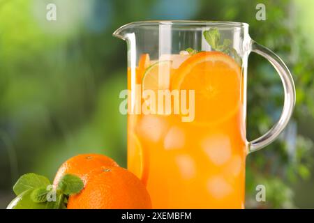 Frisch zubereitete Limonade im Krug und Zitrusfrüchte im Freien Stockfoto