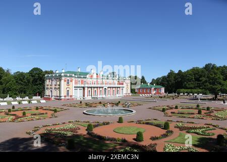 Der Kadriorg-Palast ist ein barocker Palast aus dem 18. Jahrhundert in Kadriorg, Tallinn, der Hauptstadt Estlands. Sowohl der Estnische als auch der deutsche Name des Palastes bedeutet „Katharinental“. Es wurde 1718–1725 nach Nicola Michettis Entwürfen von Gaetano Chiaveri und Michail Zemtsov erbaut. Heute beherbergt der Palast das Kadriorg Art Museum, eine Zweigstelle des Kunstmuseums Estlands, das ausländische Kunst aus dem 16. Bis 20. Jahrhundert zeigt. Stockfoto