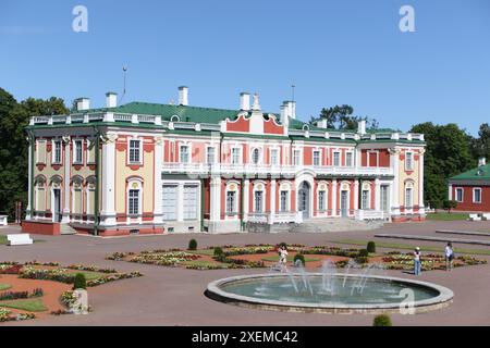 Der Kadriorg-Palast ist ein barocker Palast aus dem 18. Jahrhundert in Kadriorg, Tallinn, der Hauptstadt Estlands. Sowohl der Estnische als auch der deutsche Name des Palastes bedeutet „Katharinental“. Es wurde 1718–1725 nach Nicola Michettis Entwürfen von Gaetano Chiaveri und Michail Zemtsov erbaut. Heute beherbergt der Palast das Kadriorg Art Museum, eine Zweigstelle des Kunstmuseums Estlands, das ausländische Kunst aus dem 16. Bis 20. Jahrhundert zeigt. Stockfoto