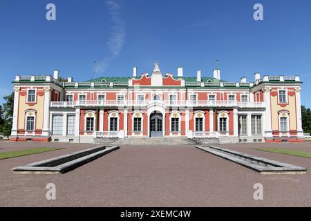 Der Kadriorg-Palast ist ein barocker Palast aus dem 18. Jahrhundert in Kadriorg, Tallinn, der Hauptstadt Estlands. Sowohl der Estnische als auch der deutsche Name des Palastes bedeutet „Katharinental“. Es wurde 1718–1725 nach Nicola Michettis Entwürfen von Gaetano Chiaveri und Michail Zemtsov erbaut. Heute beherbergt der Palast das Kadriorg Art Museum, eine Zweigstelle des Kunstmuseums Estlands, das ausländische Kunst aus dem 16. Bis 20. Jahrhundert zeigt. Stockfoto