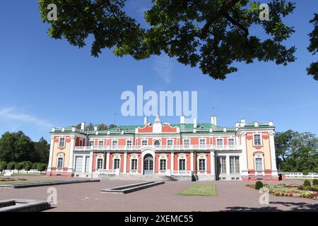 Der Kadriorg-Palast ist ein barocker Palast aus dem 18. Jahrhundert in Kadriorg, Tallinn, der Hauptstadt Estlands. Sowohl der Estnische als auch der deutsche Name des Palastes bedeutet „Katharinental“. Es wurde 1718–1725 nach Nicola Michettis Entwürfen von Gaetano Chiaveri und Michail Zemtsov erbaut. Heute beherbergt der Palast das Kadriorg Art Museum, eine Zweigstelle des Kunstmuseums Estlands, das ausländische Kunst aus dem 16. Bis 20. Jahrhundert zeigt. Stockfoto