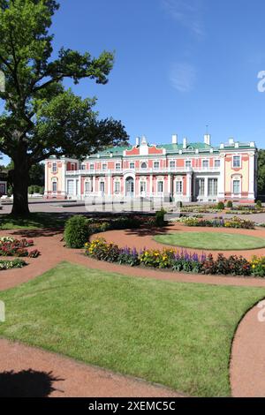 Der Kadriorg-Palast ist ein barocker Palast aus dem 18. Jahrhundert in Kadriorg, Tallinn, der Hauptstadt Estlands. Sowohl der Estnische als auch der deutsche Name des Palastes bedeutet „Katharinental“. Es wurde 1718–1725 nach Nicola Michettis Entwürfen von Gaetano Chiaveri und Michail Zemtsov erbaut. Heute beherbergt der Palast das Kadriorg Art Museum, eine Zweigstelle des Kunstmuseums Estlands, das ausländische Kunst aus dem 16. Bis 20. Jahrhundert zeigt. Stockfoto