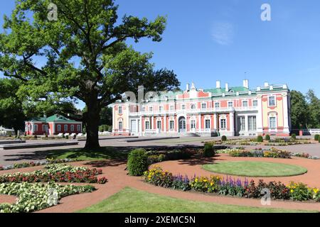 Der Kadriorg-Palast ist ein barocker Palast aus dem 18. Jahrhundert in Kadriorg, Tallinn, der Hauptstadt Estlands. Sowohl der Estnische als auch der deutsche Name des Palastes bedeutet „Katharinental“. Es wurde 1718–1725 nach Nicola Michettis Entwürfen von Gaetano Chiaveri und Michail Zemtsov erbaut. Heute beherbergt der Palast das Kadriorg Art Museum, eine Zweigstelle des Kunstmuseums Estlands, das ausländische Kunst aus dem 16. Bis 20. Jahrhundert zeigt. Stockfoto