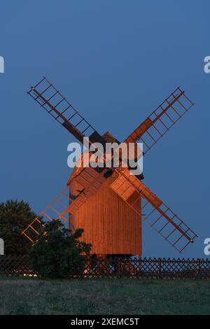 Alte hölzerne, traditionelle Windmühle bei Sonnenuntergang auf einem Feld, Deutschland Stockfoto