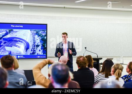 Melbourne, Australien. Juni 2024. Owen McLeod von YMCA spricht während der National Sports & Physical Activity Convention (NSC) | IAKS 2024 im Melbourne Convention and Exhibition Centre. Die Veranstaltung bringt das gesamte Sportsystem unter einem Dach, wie Freizeit, Finanzen und Technologie, Zusammenarbeit, Wissensaustausch und Aufbau wertvoller Geschäftsbeziehungen. (Foto: Alexander Bogatyrev/SOPA Images/SIPA USA) Credit: SIPA USA/Alamy Live News Stockfoto