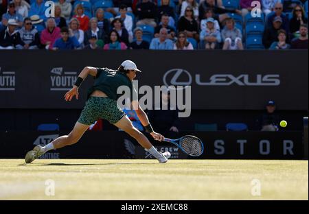 28. Juni 2024; Devonshire Park, Eastbourne, East Sussex, England: Rothesay International Eastbourne, 5. Tag; Max Purcell (aus) spielt im Halbfinale der Herren-Singles eine Rückhand gegen Billy Harris (GBR). Credit: Action Plus Sports Images/Alamy Live News Stockfoto