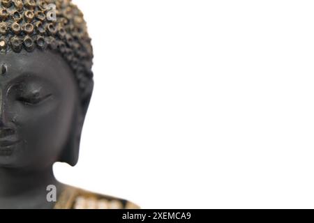 Ein heiteres Bild einer Buddha-Statue in meditativer Pose, vor einem sauberen weißen Hintergrund Stockfoto