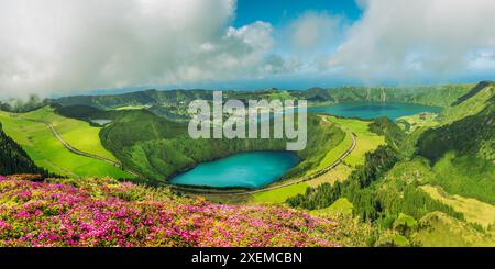 Sete Cidades duale Seen in São Miguel, die die vulkanischen Landschaften der Azoren und die üppige natürliche Schönheit zeigen Stockfoto